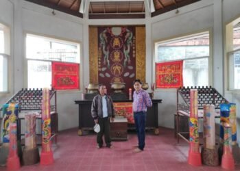 Tukiman, Pemandu Wisata Ritual Gunung Kawi : Mau ke Kiri Apa ke Kanan Mas?