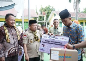 Gubernur Al Haris Serahkan 531 Bantuan Dumisake Pendidikan untuk Kabupaten Tebo