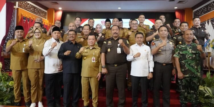 Gubernur Al Haris Bersama Kepala Daerah Se‑Provinsi Jambi dan Kejaksaan Teken MoU Pelaksanaan Pidana Kerja