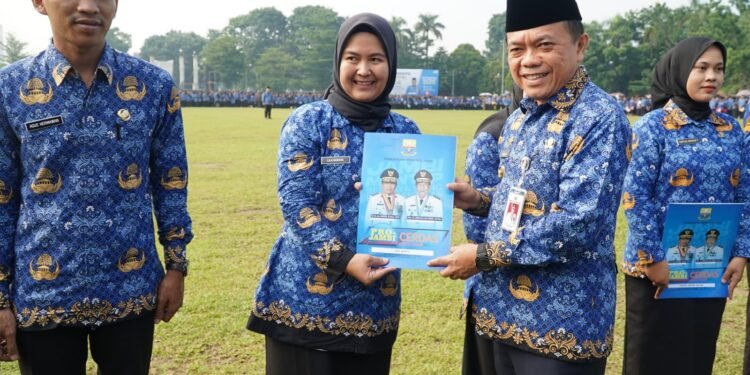 Di Momen HUT KORPRI Ke-54, Gubernur Al Haris Serahkan 6.438 SK ASN P3K