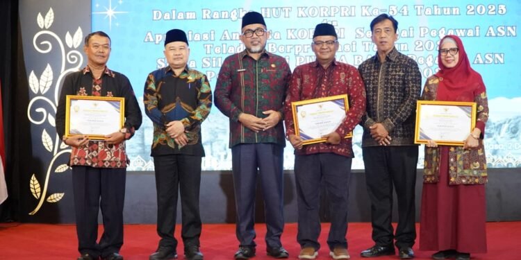 Gala Dinner HUT ke-54 KORPRI Provinsi Jambi: Sekda Sudirman Apresiasi ASN Berprestasi dan Purnabakti 2025