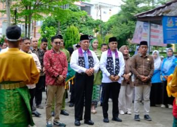 Wagub Sani Salurkan 503 Paket Bantuan Dumisake Pendidikan di Tanjung Jabung Barat