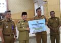 Gubernur Al Haris Serahkan Bantuan Rp1,1 Miliar dan Tiga Kapal untuk Korban Kebakaran di Sungai Dualap
