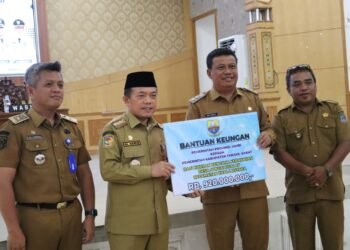 Gubernur Al Haris Serahkan Bantuan Rp1,1 Miliar dan Tiga Kapal untuk Korban Kebakaran di Sungai Dualap