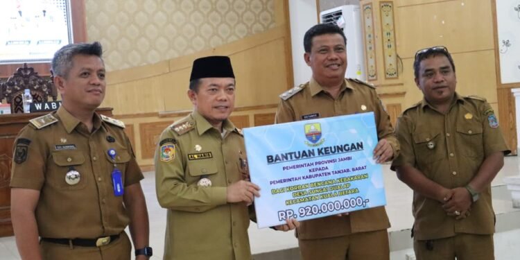 Gubernur Al Haris Serahkan Bantuan Rp1,1 Miliar dan Tiga Kapal untuk Korban Kebakaran di Sungai Dualap
