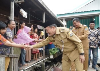 Gubernur Al Haris Salurkan 51 Bantuan Bedah Rumah di Tanjab Barat