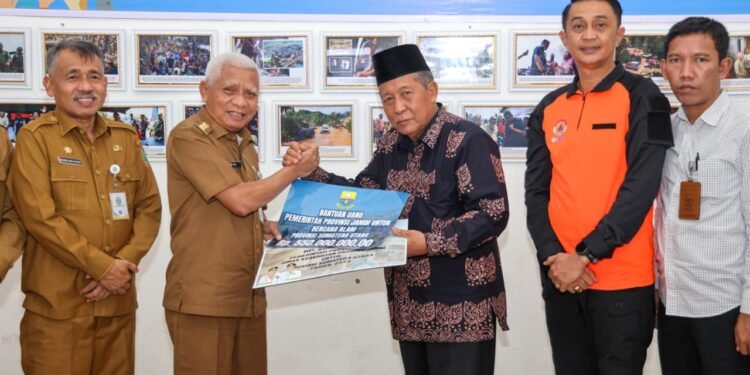 Sumut – Jambi Bersatu Tangani Bencana : Wagub Sani Bawa Dana Rp. 550 Juta dan 10 Ton Beras ke Medan