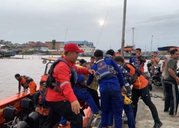 Sehari terdapat 2 Kejadian Kecelakaan Kapal, Tim SAR Gabungan Selamatkan 5 Orang di Perairan Jambi