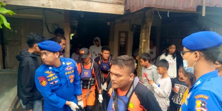 Tim SAR Gabungan Sisir Sungai Pengabuan Cari 2 Pekerja yang Hilang Menyeberang