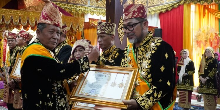 Gubernur Al Haris: Pemberian Gelar Adat Wujud Penghargaan dan Doa