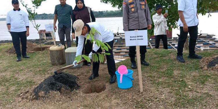 Wakili Ketua DPRD Muarojambi, Usman Halik Ikuti Penanaman Pohon Serentak