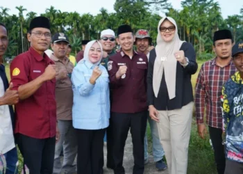 Ketua DPRD Tanjabtim Hadiri Panen Cabai dan Padi di Rantau Rasau, Dorong Produktivitas Pertanian