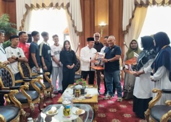 Tunaikan Janji, Gubernur Al Haris Umrohkan Orang Tua Peraih Emas PON Aceh–Sumut