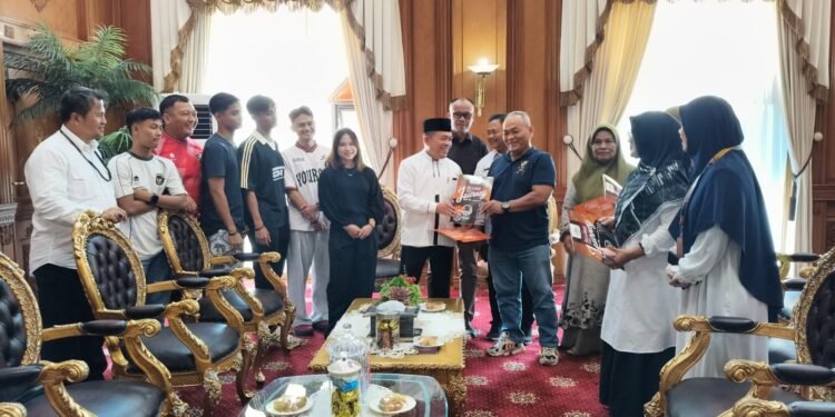 Tunaikan Janji, Gubernur Al Haris Umrohkan Orang Tua Peraih Emas PON Aceh–Sumut