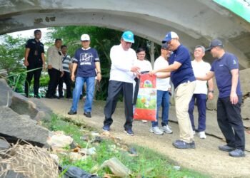 Wagub Sani Pimpin Gotong Royong Massal Gerakan Indonesia ASRI di Danau Sipin