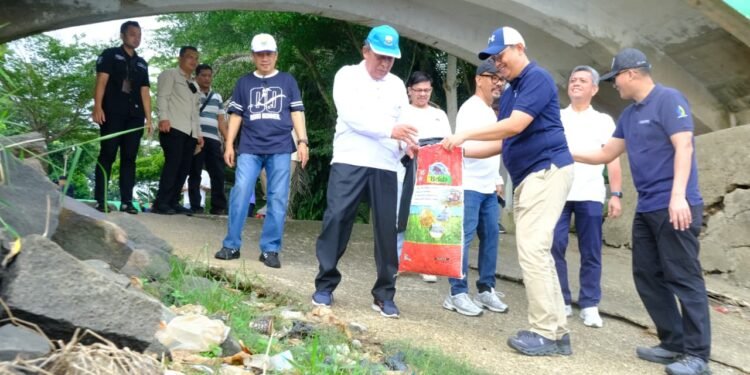 Wagub Sani Pimpin Gotong Royong Massal Gerakan Indonesia ASRI di Danau Sipin