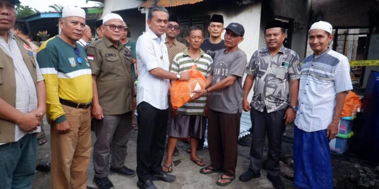 Wakil Bupati Muaro Jambi Junaidi H mahir meninjau langsung lokasi musibah kebakaran rumah