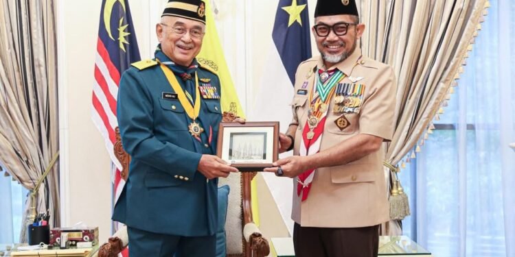 Mewakli Gubernur, Sekda Jambi Terima Anugerah Bintang Semangat Rimba dari Yang Dipertua Negeri Melaka