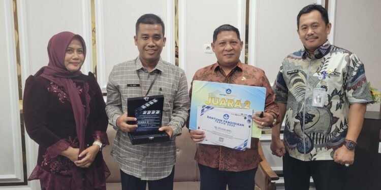 Plt. Kadisdik Umar Apresiasi Kepala SMAN 6 Tebo Ukir Prestasi Nasional