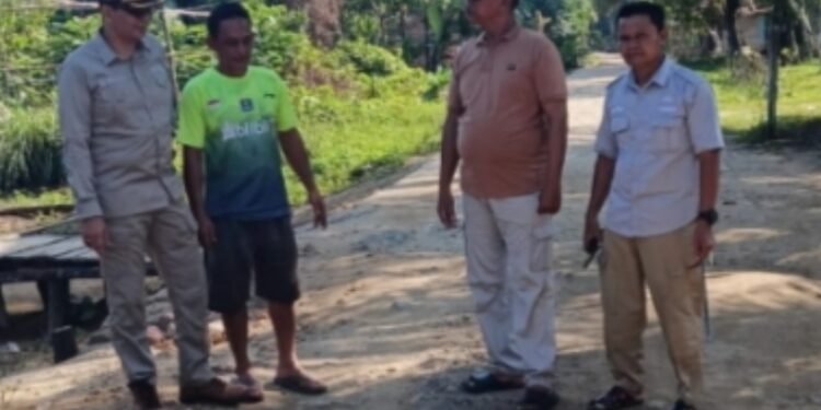 Reses di Desa Berembang, Wakil Ketua DPRD Muaro Jambi Jurjani Tinjau Langsung Jalan Rusak