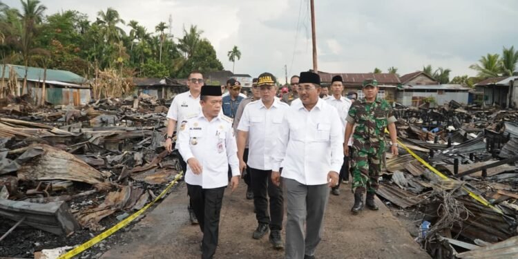 Gubernur Al Haris Tinjau Korban Kebakaran di Tanjab Barat, Serahkan Bantuan dan Ajak Gotong Royong