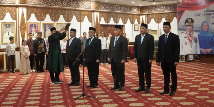 Gubernur Al Haris Lantik Lima Pejabat Pimpinan Tinggi Pratama, Tekankan Penguatan Kinerja, Kekompakan Tim, dan Integritas