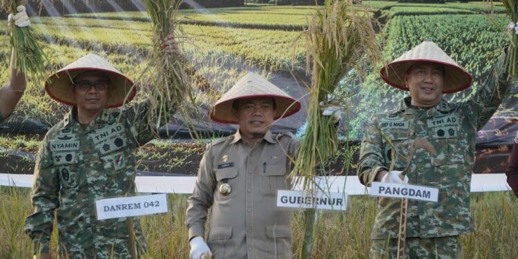 Gubernur Al Haris Hadiri Panen Raya TNI di Desa Kota Baru Geragai, Dukung Ketahanan Pangan