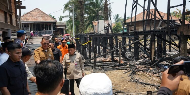 Gubernur Al Haris Tinjau Lokasi Kebakaran di Tanjung Raden, Imbau