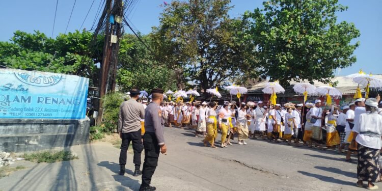 Polsek Dentim Amankan Rangkaian Ngangget Don Bringin Karya Adat Desa Adat Kesiman
